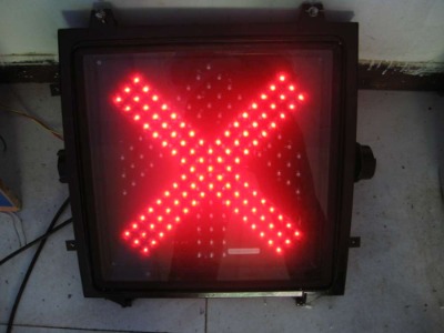 紅叉綠箭頭信號燈 車道指示器