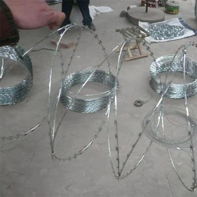 河北高鐵刺絲滾籠廠家保定直線型刀片刺繩張家口蛇腹型刀片刺繩