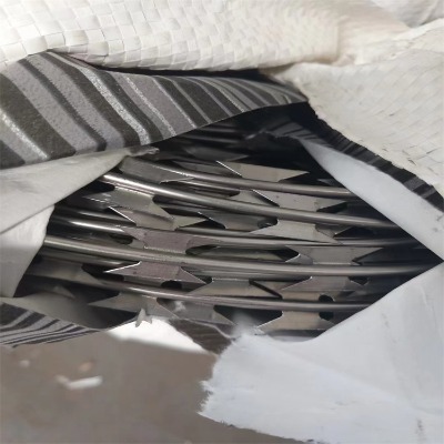 河北機(jī)場(chǎng)刀片刺繩廠家供應(yīng)忻州防盜墻網(wǎng)呂梁圍墻上的防盜刺籠