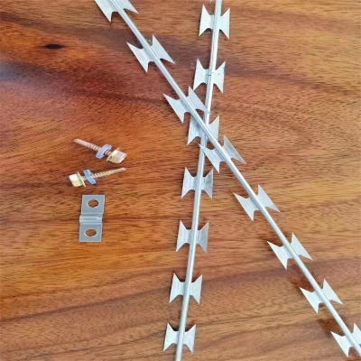 河北噴塑刀片刺繩棗莊熱鍍鋅防腐刀片刺繩304不銹鋼刀片刺網