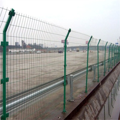 河北勾花護欄網廠家供應岳陽圈地護欄網張家界鐵絲防護網