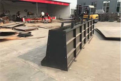 隔離墩鋼模具用途十分廣泛